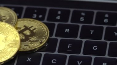 Bilgisayar klavyesinde 4K Fiziksel Metal Bitcoin para birimi. Dünya çapında sanal internet parası. Dijital sikke siber uzay, şifreli para birimi BTC. Çevrimiçi ödeme Dan iyi yatırım geleceği