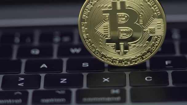 Mata Uang Bitcoin Emas Logam Pada Papan Ketik Komputer Notebook — Stok Video