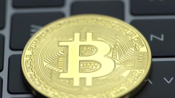 Mata Uang Bitcoin Emas Logam Pada Papan Ketik Komputer Notebook — Stok Video