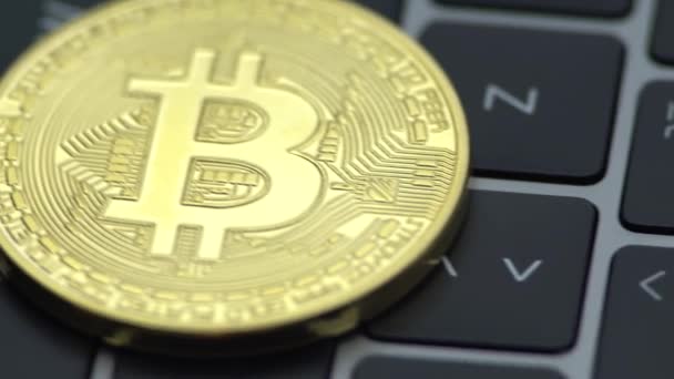 Mata Uang Bitcoin Emas Logam Pada Papan Ketik Komputer Notebook — Stok Video