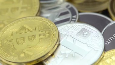 Bilgisayar klavyesinde dönen 4K fiziksel metal para birimi. Yeni dünya çapında sanal internet parası. Dijital madeni paralar siber uzay, kripto para birimi. Çevrimiçi ödeme Dan iyi yatırım geleceği