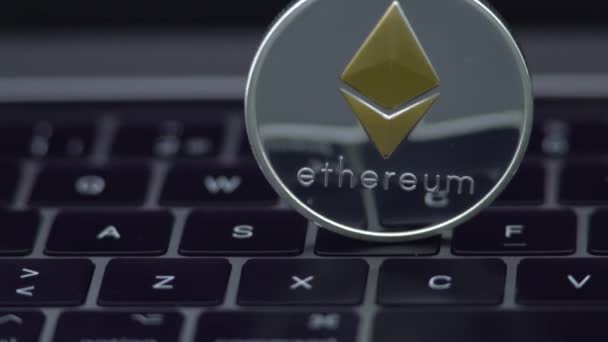 Moeda Ethereum Prata Metal Físico Teclado Computador Notebook Dinheiro Virtual — Vídeo de Stock