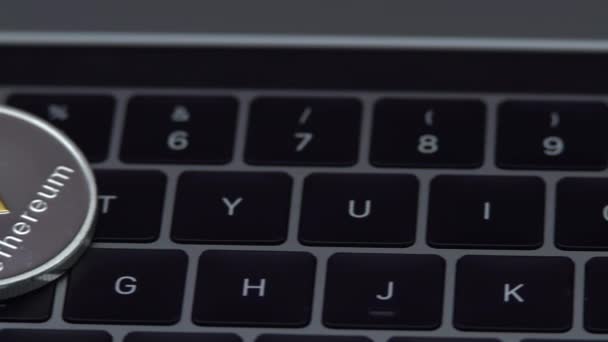 Фізичний Метал Срібна Монета Ethereum Ноутбук Клавіатура Комп Ютера Світові — стокове відео