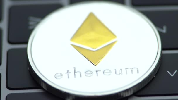 Φυσικό Μεταλλικό Ασήμι Ethereum Νόμισμα Πληκτρολόγιο Φορητού Υπολογιστή Παγκόσμια Εικονικά — Αρχείο Βίντεο