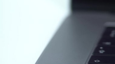 4K fiziksel metal Ripplecoin para birimi dizüstü bilgisayar klavyesinde. Dünya çapında sanal internet parası. Dijital dalgalı sikke siber uzay, şifreli döviz XRP. Yatırım gelecek çevrimiçi ödeme- Dan