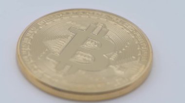 4K Fiziksel Metal Altın Bitcoin para birimi beyaz arka planda dönüyor. Yeni dünya çapında sanal internet parası. Dijital sikke siber uzay kripto para birimi BTC. Çevrimiçi ödeme Dan iyi yatırım geleceği