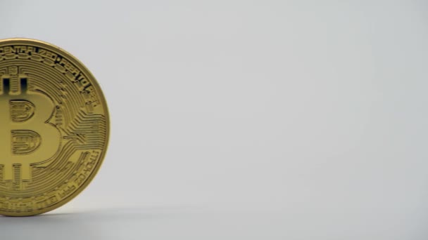Fysisk Metall Gyllene Bitcoin Valuta Vit Bakgrund Nya Virtuella Internetpengar — Stockvideo
