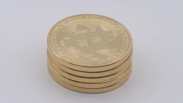 4K物理金属ゴールデンビットコイン通貨は白い背景で回転します 新しい世界的な仮想インターネットマネー デジタルコインサイバー空間暗号通貨ゴールドBtc 良い投資未来オンライン決済 Dan — ストック動画
