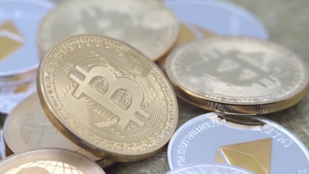 Fizyczny Metal Złoty Bitcoin Waluta Obracająca Się Nad Innymi Monetami — Wideo stockowe