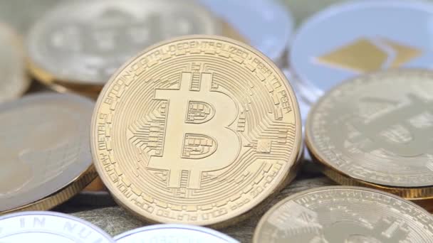 Metal Físico Moeda Bitcoin Dourada Girando Sobre Outras Moedas Novo — Vídeo de Stock