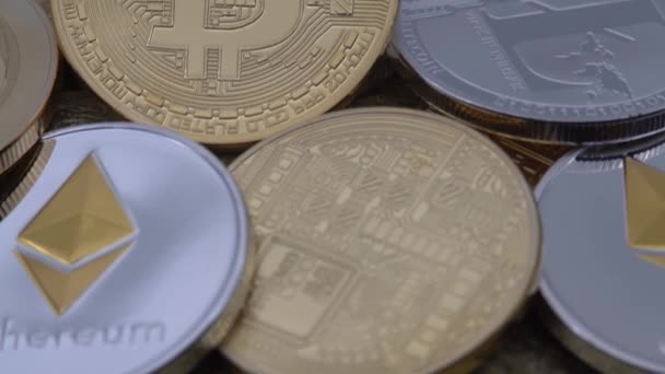 Fizyczny Metal Złota Bitcoin Waluty Innymi Monetami Nowe Wirtualne Pieniądze — Wideo stockowe