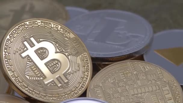 4K物理金属黄金のBitcoin通貨は他のコインを回転させます 新しい世界的な仮想インターネットマネー デジタルコインサイバー空間暗号通貨ゴールドBtc 良い投資未来オンライン決済 Dan — ストック動画
