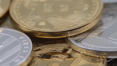 4K Fiziksel Metal Altın Bitcoin para birimi diğer madeni paraların üzerinde dönüyor. Yeni dünya çapında sanal internet parası. Dijital sikke siber uzay kripto para birimi BTC. Çevrimiçi ödeme Dan iyi yatırım geleceği