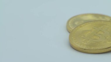 4K Fiziksel Metal Altın Bitcoin para birimi beyaz arka planda. Yeni dünya çapında sanal internet parası. Siber uzayda dijital para, şifreli para birimi BTC. Çevrimiçi ödeme Dan 'in iyi yatırım geleceği