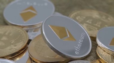 4K Fiziksel Metal Ethereum para birimi diğer madeni paraların üzerinde dönüyor. Dünya çapında sanal internet parası. Dijital Eteryum madeni para siber uzay, kripto para birimi ETH. Çevrimiçi ödeme Dan iyi yatırım geleceği