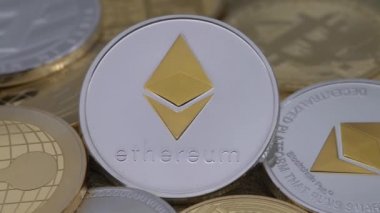 4K Fiziksel Metal Ethereum para birimini diğer madeni paralara tercih eder. Dünya çapında sanal internet parası. Dijital Eteryum madeni para siber uzay, kripto para birimi ETH. Çevrimiçi ödeme Dan iyi yatırım geleceği