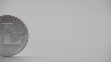 4K Fiziksel Metal Litecoin para birimi beyaz arka planda. Yeni dünya çapında sanal internet parası. Siber uzayda dijital para, şifreli para birimi LTC. Çevrimiçi ödeme Dan 'in geleceği için iyi yatırım