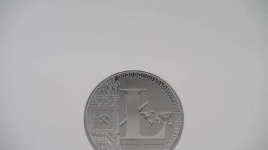 4K Fiziksel Metal Litecoin para birimi beyaz arka planda. Yeni dünya çapında sanal internet parası. Siber uzayda dijital para, şifreli para birimi LTC. Çevrimiçi ödeme Dan 'in geleceği için iyi yatırım