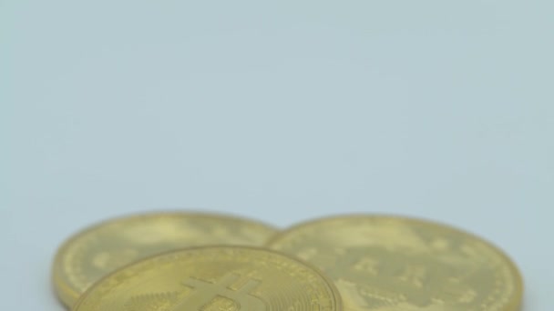 Fyzikální Kov Zlatá Bitcoin Měna Bílém Pozadí Nové Celosvětové Virtuální — Stock video