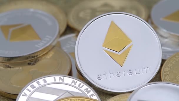 Metal Físico Plata Ethereum Moneda Que Gira Sobre Otras Monedas — Vídeos de Stock