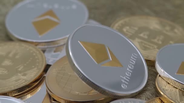 Metal Físico Plata Ethereum Moneda Que Gira Sobre Otras Monedas — Vídeos de Stock