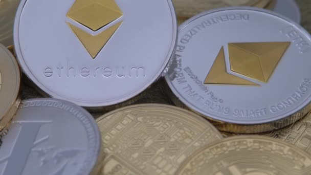 Metal Físico Plata Ethereum Moneda Sobre Otras Monedas Dinero Virtual — Vídeos de Stock