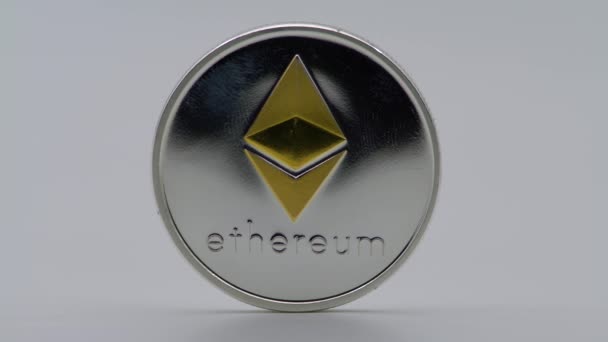 Fiziksel Metal Ethereum Para Birimi Beyaz Arka Planda Yeni Dünya — Stok video