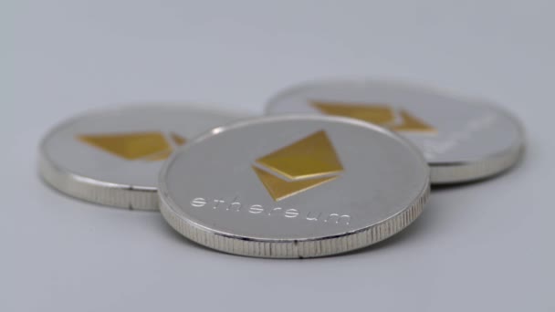 Φυσικό Μεταλλικό Ασήμι Ethereum Νόμισμα Λευκό Φόντο Νέα Παγκόσμια Εικονικά — Αρχείο Βίντεο