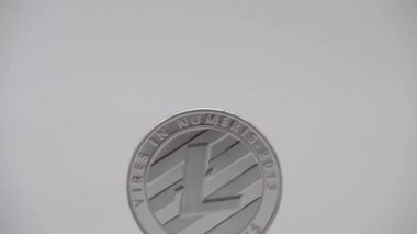 4K Fiziksel Metal Litecoin para birimi beyaz arka planda. Yeni dünya çapında sanal internet parası. Siber uzayda dijital para, şifreli para birimi LTC. Çevrimiçi ödeme Dan 'in geleceği için iyi yatırım