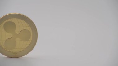 4K Fiziksel Metal Ripplecoin para birimi beyaz arka planda. Yeni dünya çapında sanal internet parası. Dijital dalgalı sikke siber uzay, şifreli döviz XRP. Çevrimiçi ödeme Dan iyi yatırım geleceği