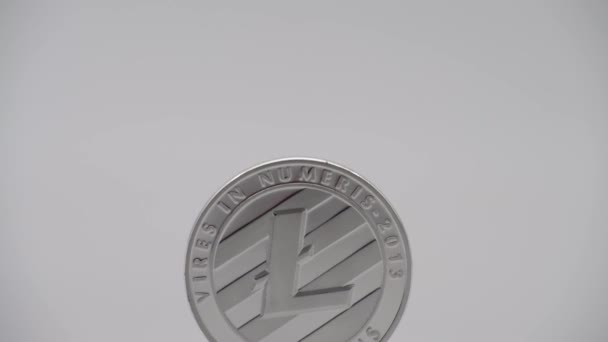 Physisches Metall Silber Litecoin Währung Auf Weißem Hintergrund Neues Weltweites — Stockvideo