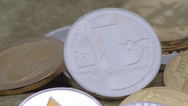 Φυσικό Μέταλλο Ασήμι Litecoin Νόμισμα Πάνω Από Άλλα Νομίσματα Νέα — Αρχείο Βίντεο