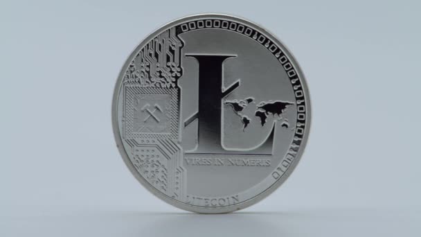 Fiziksel Metal Litecoin Para Birimi Beyaz Arka Planda Yeni Dünya — Stok video