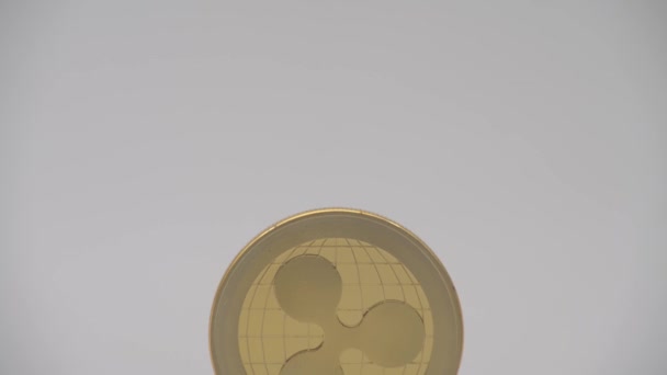 Goldwährung Ripplecoin Aus Physischem Metall Auf Weißem Hintergrund Neues Weltweites — Stockvideo