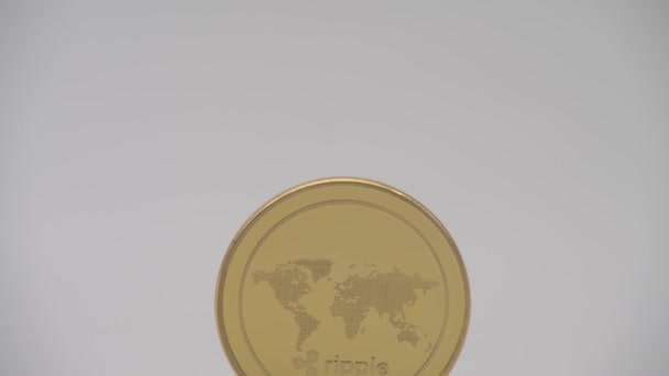 Fiziksel Metal Ripplecoin Para Birimi Beyaz Arka Planda Yeni Dünya — Stok video