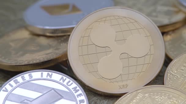 Φυσικό Μέταλλο Χρυσό Ripplecoin Νόμισμα Πάνω Από Άλλα Νομίσματα Παγκόσμια — Αρχείο Βίντεο