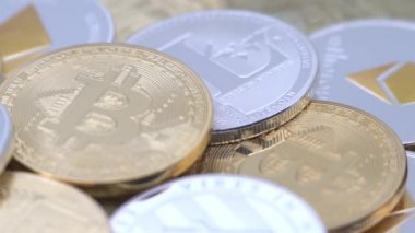 Diğer madeni paraların üzerinde dönen 4K farklı fiziksel metal para birimi. Yeni dünya çapında sanal internet parası. Siber uzayda dijital para, kripto para. Çevrimiçi ödeme Dan 'in iyi yatırım geleceği