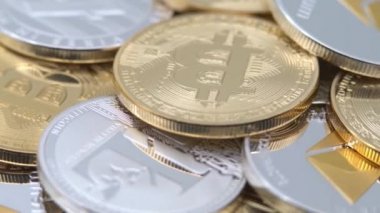 Diğer madeni paraların üzerinde dönen 4K farklı fiziksel metal para birimi. Yeni dünya çapında sanal internet parası. Siber uzayda dijital para, kripto para. Çevrimiçi ödeme Dan 'in iyi yatırım geleceği