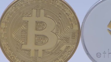 4K Fiziksel Metal Altın Bitcoin ve gümüş Ethereum para birimi beyaz arka planda. Yeni dünya çapında sanal internet parası. Dijital sikke siber uzay kripto para birimi BTC, ETH. Çevrimiçi yatırım - Dan ödemesi