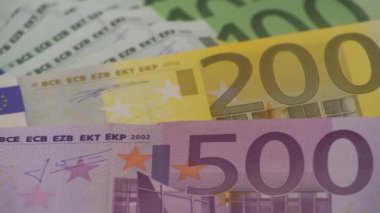 4K Dolly farklı değerlerde euro vuruşu yaptı. 500 avroluk bir Avro faturası. Nakit para geçmişi. Gerçek banknotlar 100 dolar. İyi kazançlar. Maaşımı veriyorum. Kredi yüzde-Dan