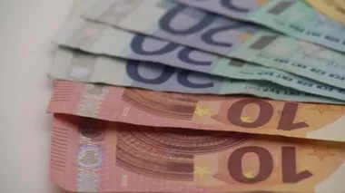 4K Dolly farklı değerlerde euro vuruşu yaptı. 500 avroluk bir Avro faturası. Nakit para geçmişi. Gerçek banknotlar 100 dolar. İyi kazançlar. Maaşımı veriyorum. Kredi yüzde-Dan