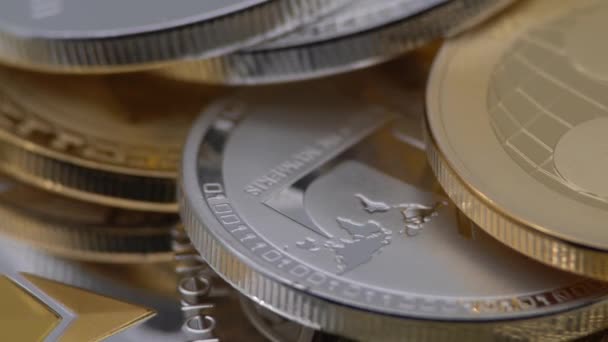4K異なる物理的な金属通貨は他のコインを回転させます 新しい世界的な仮想インターネットマネー サイバー空間のデジタルコイン 暗号通貨 オンライン決済の優れた投資未来 Dan — ストック動画