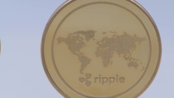 Physisches Metall Gold Bitcoin Und Ripplecoin Währung Auf Weißem Hintergrund — Stockvideo