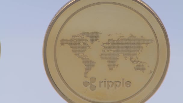 Металл Золотой Биткоин Валюта Ripplecoin Белом Фоне Новые Всемирные Виртуальные — стоковое видео