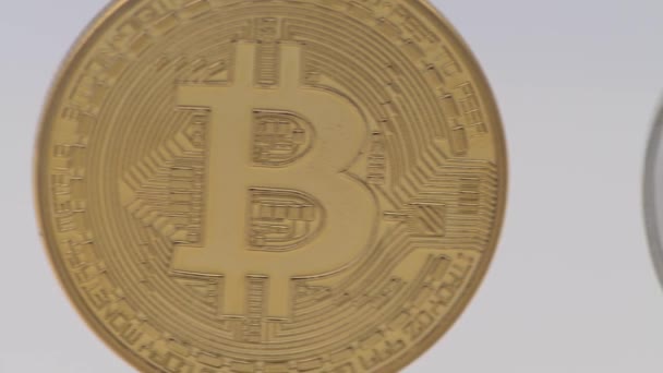 Fizyczny Metal Złoty Bitcoin Srebrny Moneta Litecoin Waluty Białym Tle — Wideo stockowe