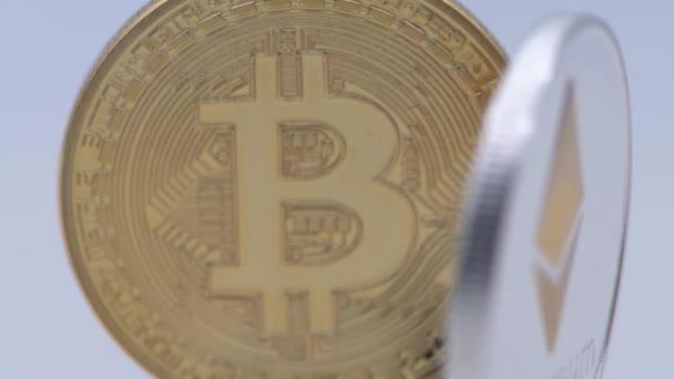 Fizyczny Metal Złoty Bitcoin Srebrny Ethereum Waluty Białym Tle Nowe — Wideo stockowe