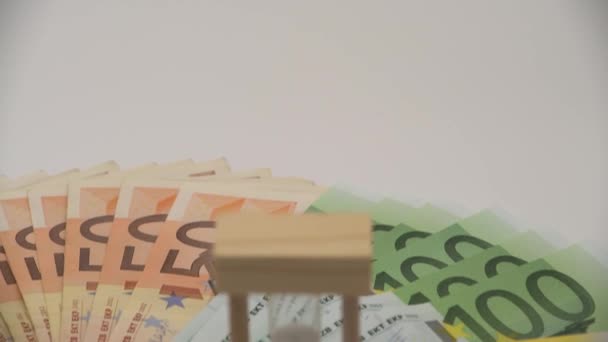 Dolly Przesuwne Ujęcie Klepsydry Piasku Banknotami Euro Różnych Wartościach Kontekst — Wideo stockowe
