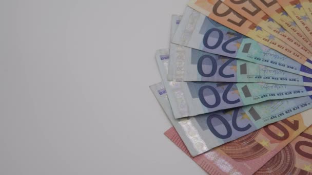 Nahaufnahme Einer Ein Euro Münze Mit Banknoten Unterschiedlicher Werte Hintergrund — Stockvideo