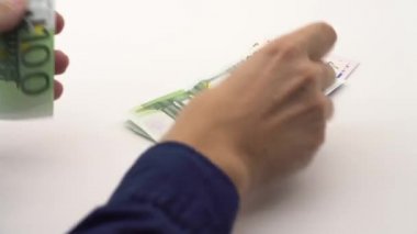 4K Dolly farklı değerlere sahip euro banknotlarını sayarak el sıkışır. Avro parası. Para gelirlerini saymak için. Gerçek banknotlar 100 avro. İyi kazançlar. Maaşımı veriyorum. Kredi yüzde-Dan