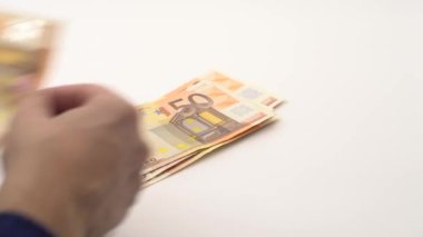 4K Dolly farklı değerlere sahip euro banknotlarını sayarak el sıkışır. Avro parası. Para gelirlerini saymak için. Gerçek banknotlar 100 avro. İyi kazançlar. Maaşımı veriyorum. Kredi yüzde-Dan